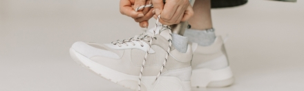 Zó combineer je sportieve sneakers met een nette outfit