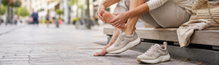 Pijnlijke voeten na een dag lopen? Zo kies je betere schoenen