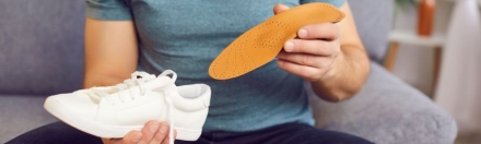 Wat is het verschil tussen een uitneembaar voetbed en orthopedische schoenen?